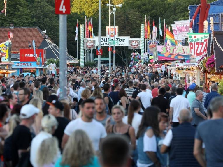 Treiben auf einem Festplatz.