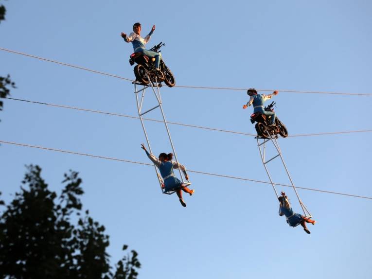 Treiben auf einem Festplatz.