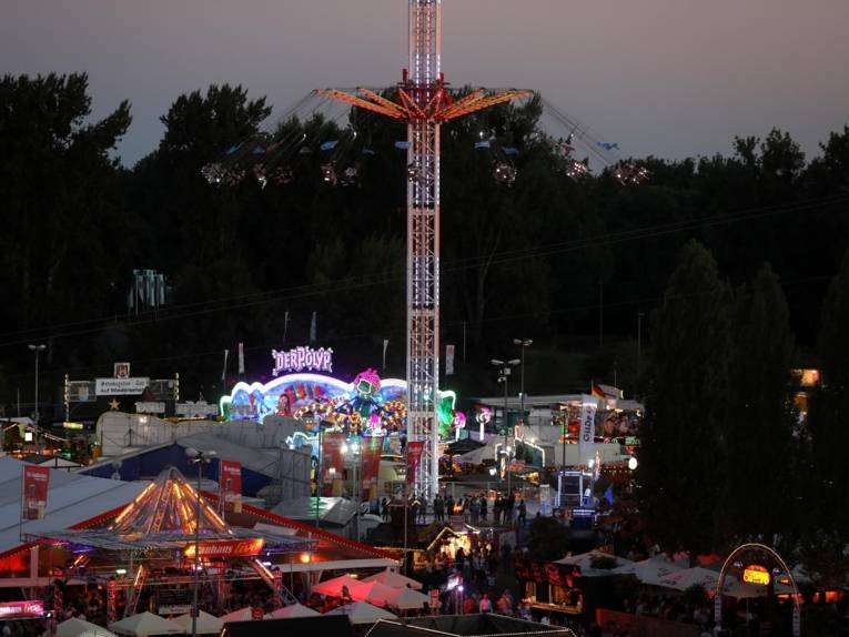 Treiben auf einem Festplatz.