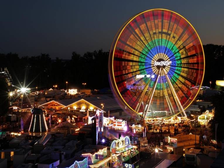 Treiben auf einem Festplatz.