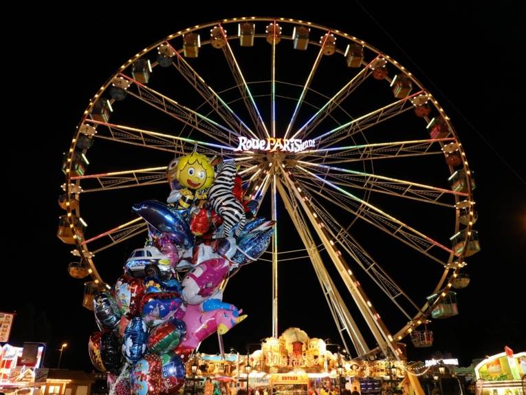 Treiben auf einem Festplatz.