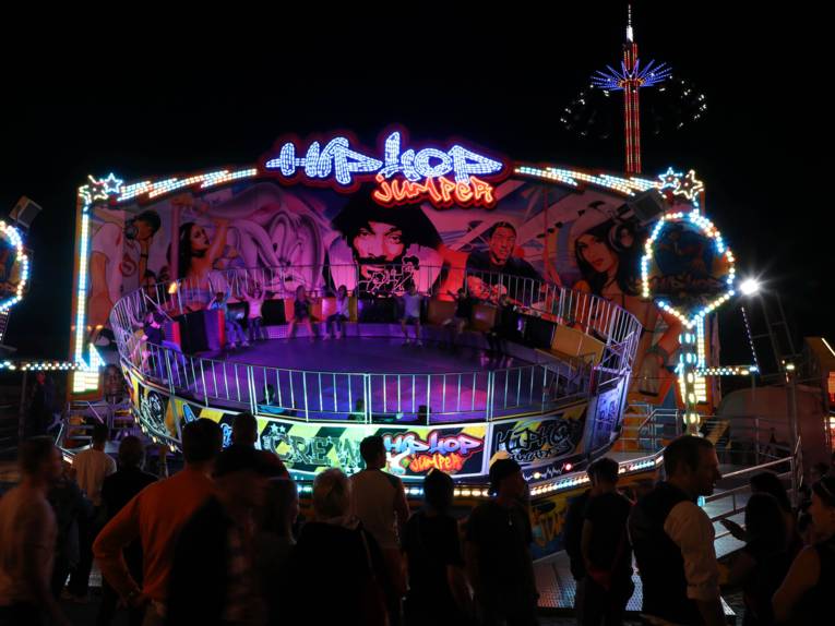 Treiben auf einem Festplatz.