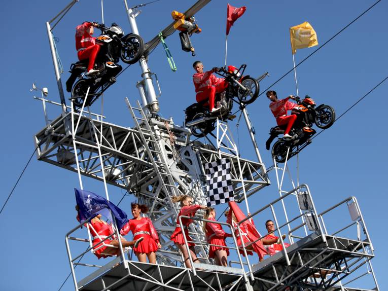 Treiben auf einem Festplatz.