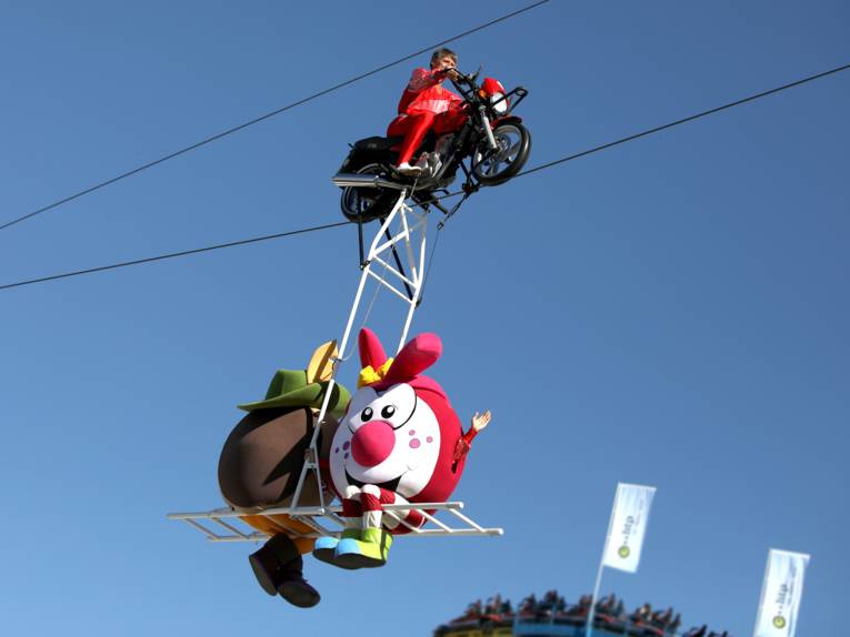 Treiben auf einem Festplatz.