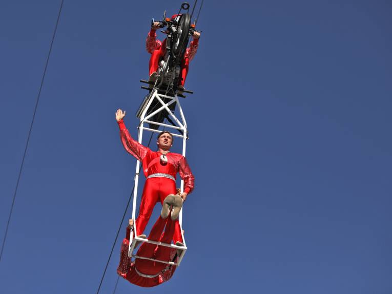 Treiben auf einem Festplatz.