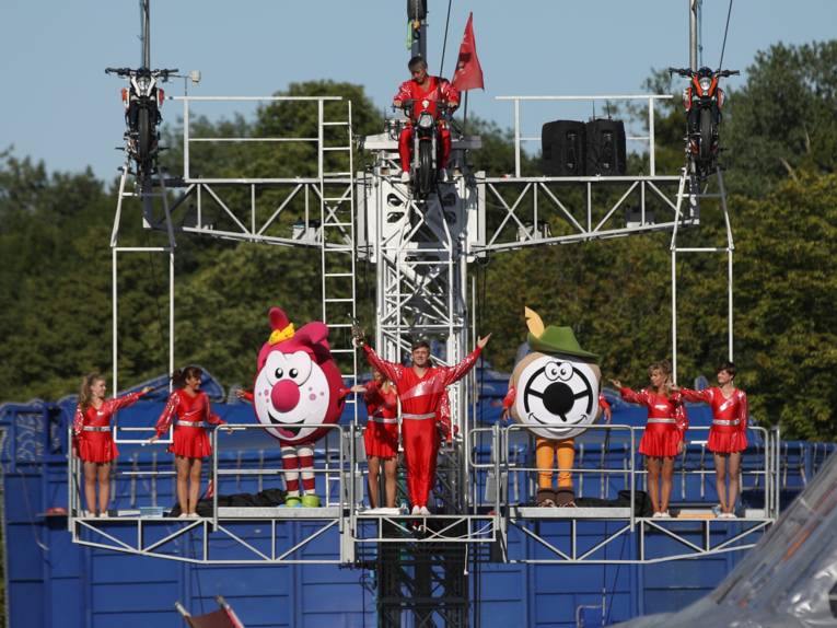 Treiben auf einem Festplatz.