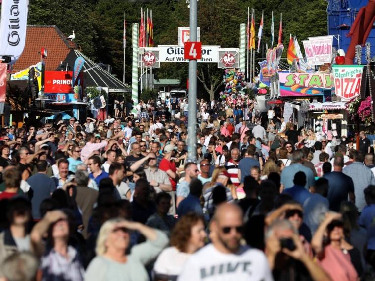 Treiben auf einem Festplatz.