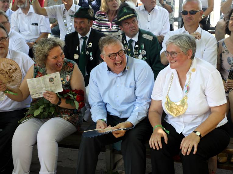 Menschen auf einer Tribüne. 