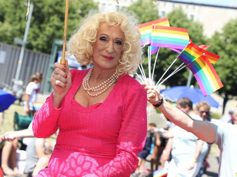 Als Frau verkleideter Mann in einem Auto. 