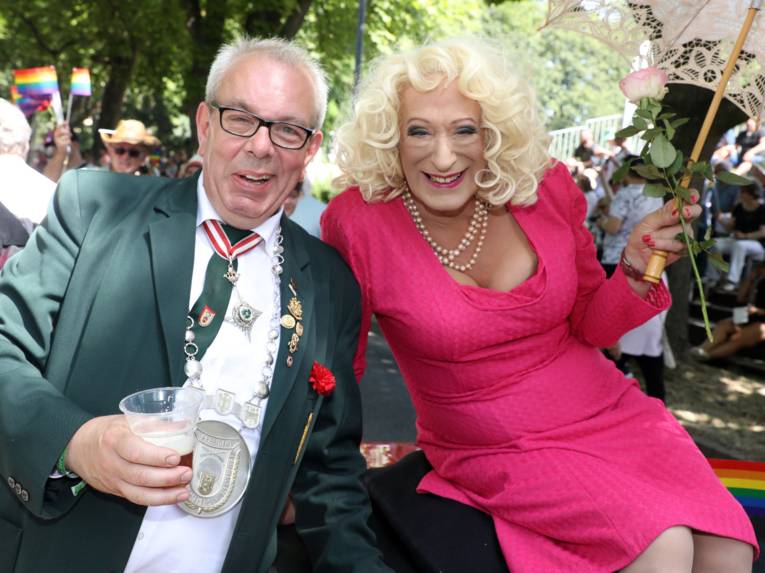 Ein Mann und eine als Frau verkleideter Mann. 