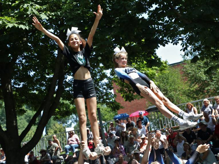 Zwei in die Luft springende Mädchen. 