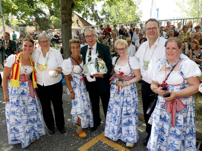 Fünf Frauen und zwei Männer.