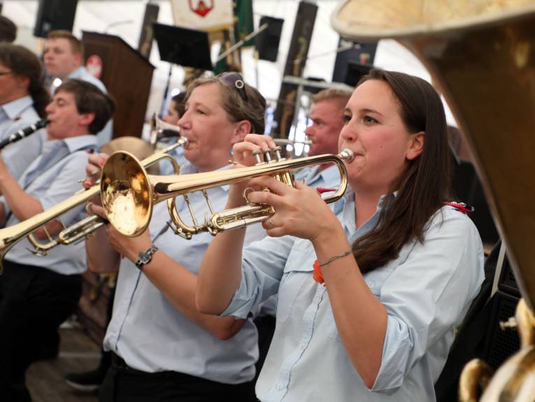 Trompeterinnen in einem Zelt. 