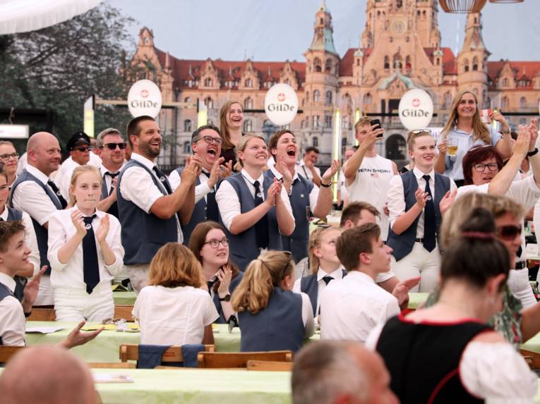 Fröhliche Menschen in einem Zelt. 