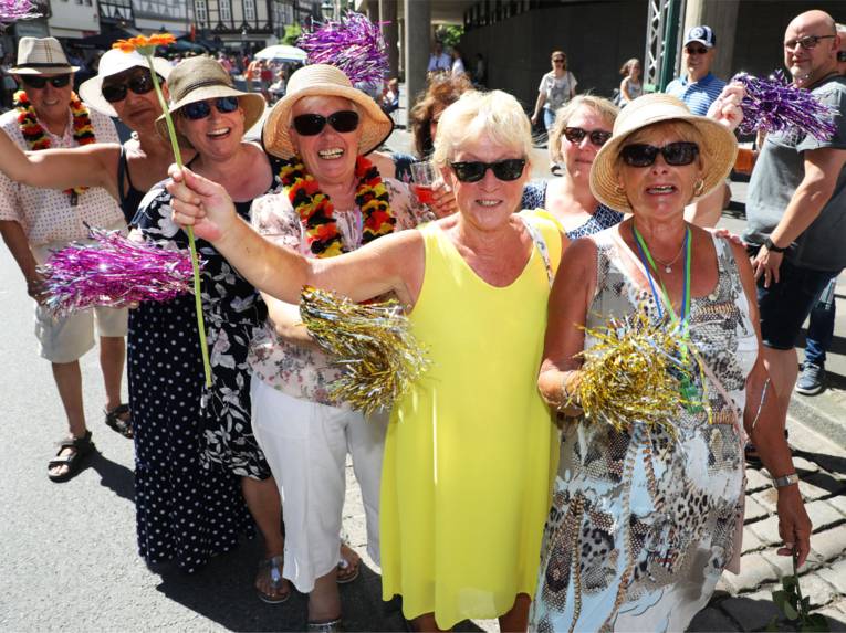 Frauengruppe auf einer Straße.