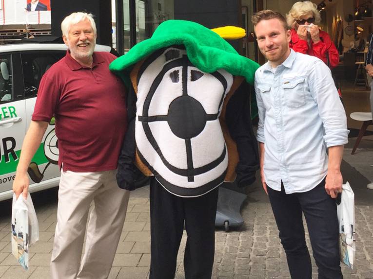 Maskottchen mit Menschen in der City.