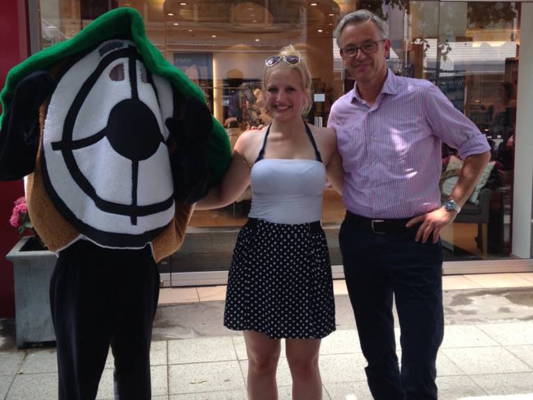 Maskottchen mit Menschen. 