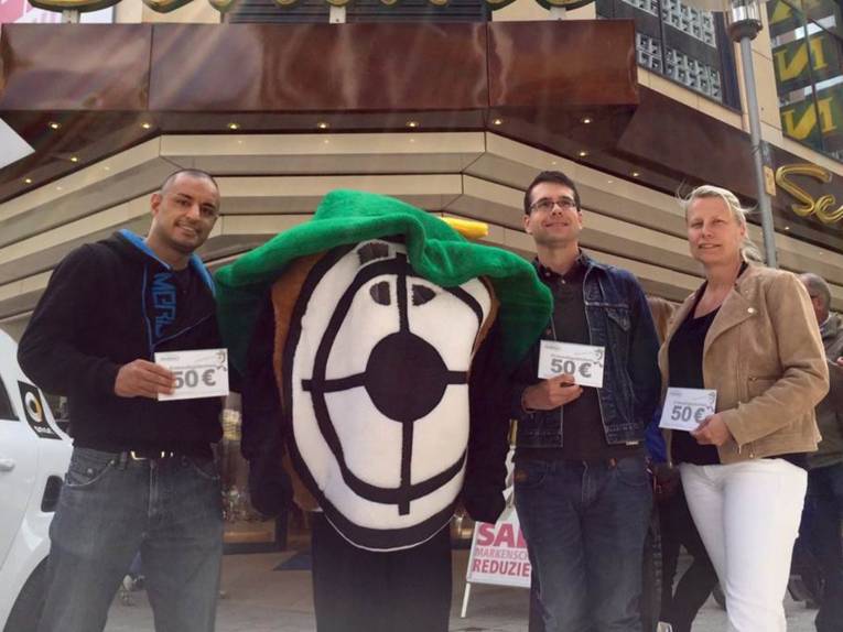 Maskottchen mit Menschen in der City.