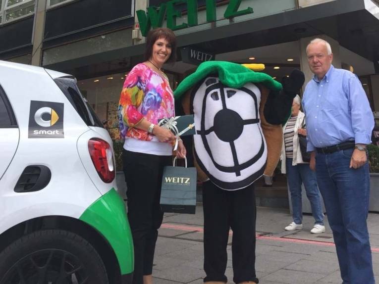 Maskottchen mit Menschen in der City.