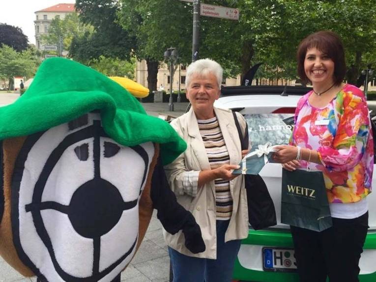 Maskottchen mit Menschen in der City.