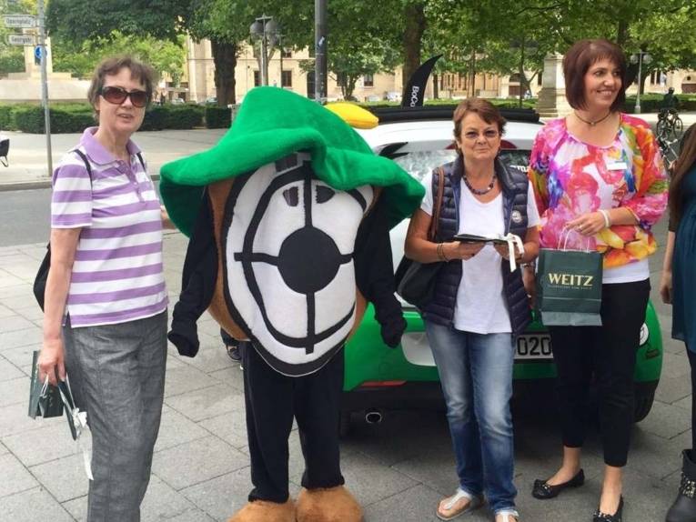 Maskottchen mit Menschen in der City.