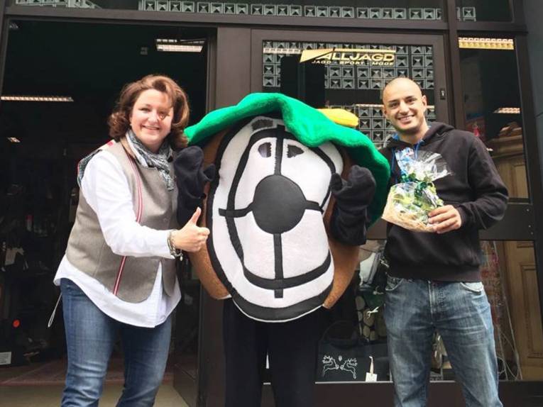 Maskottchen mit Menschen in der City.