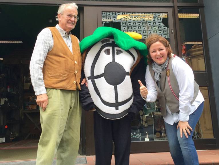 Maskottchen mit Menschen in der City.