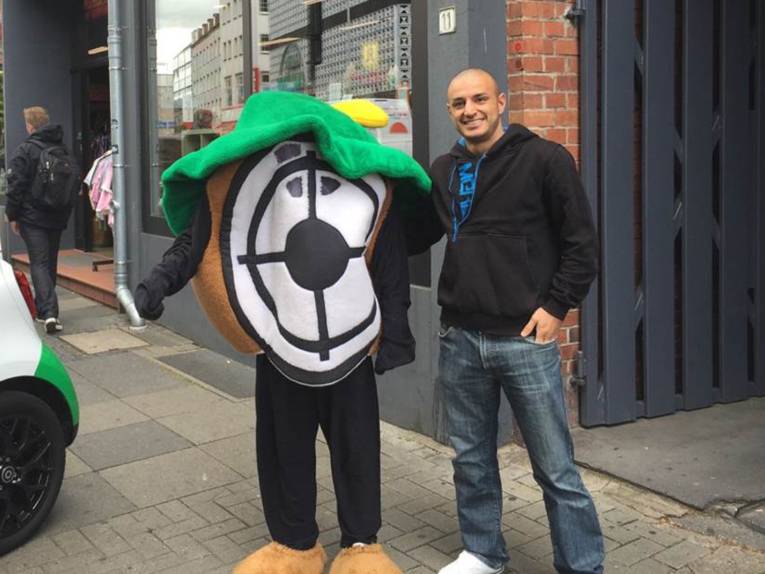 Maskottchen mit Menschen in der City.