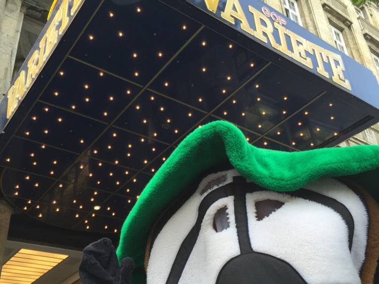 Maskottchen mit Menschen. 