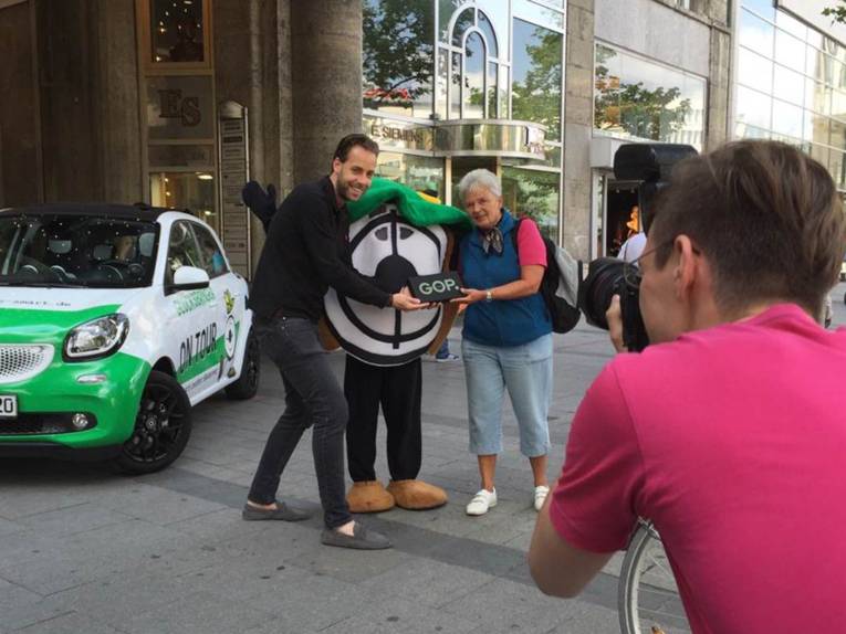 Maskottchen mit Menschen. 