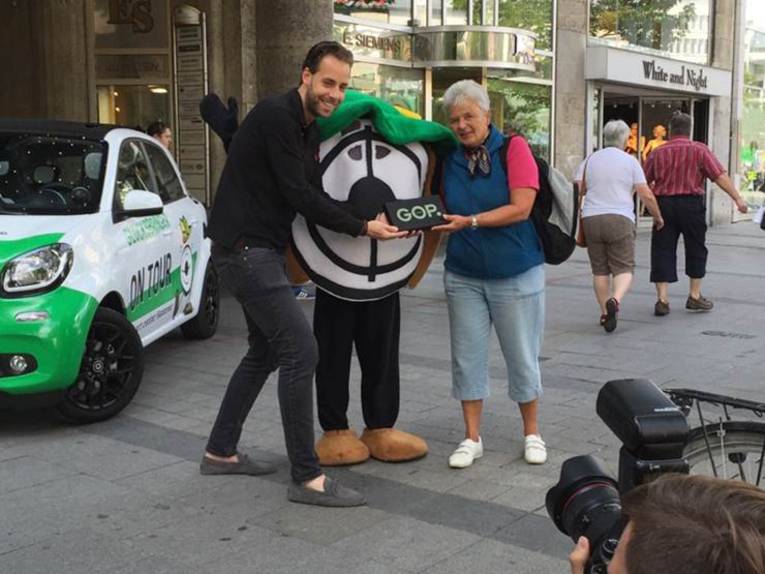 Maskottchen mit Menschen. 