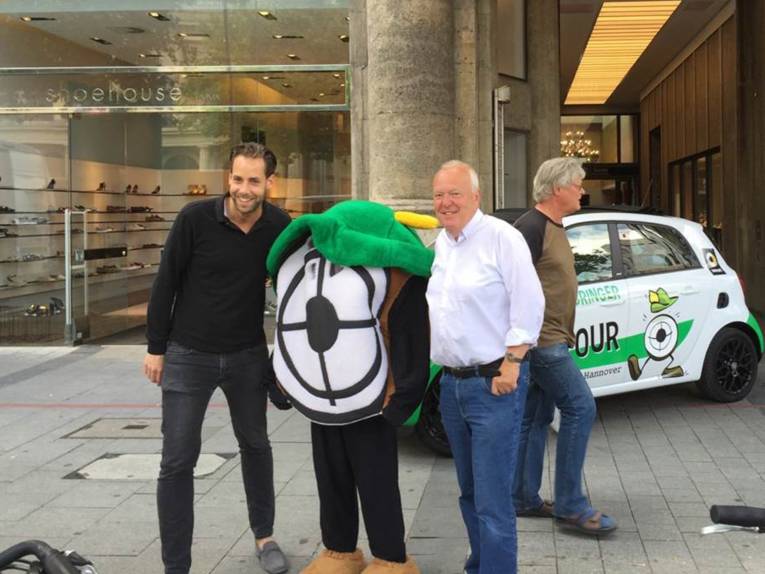 Maskottchen mit Menschen. 