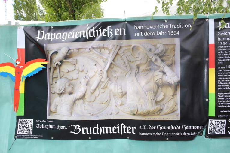 Menschen an einem Schießstand und in einer Festhalle. 