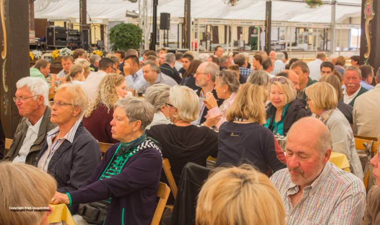 Menschen im Zelt (und davor). 