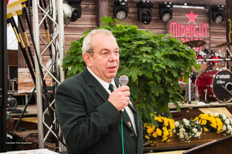 Menschen im Zelt (und davor). 