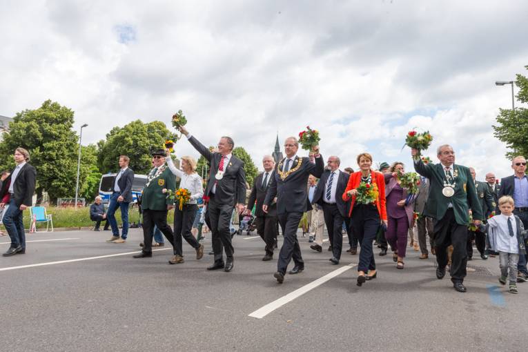 Menschen bei einem Festumzug. 