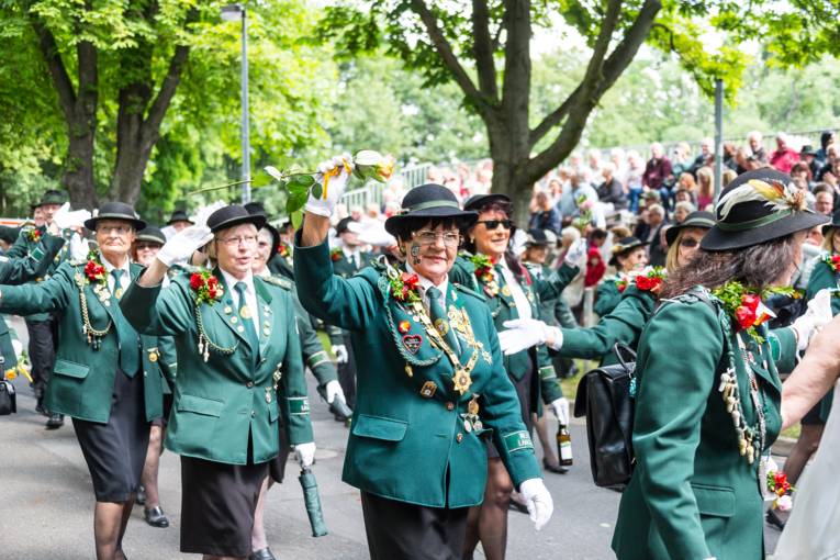 Menschen bei einem Festumzug. 