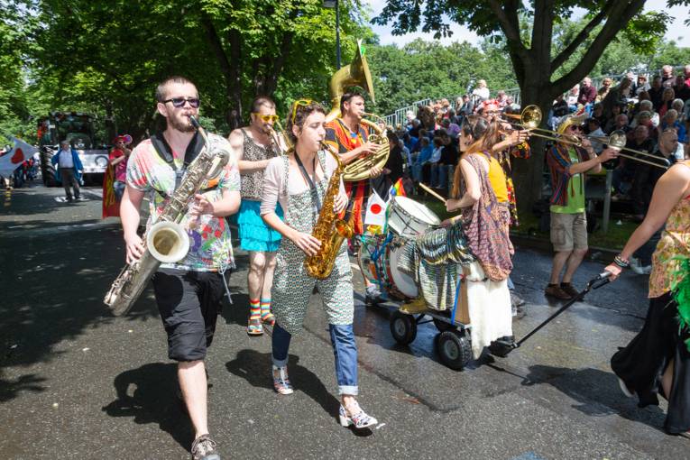 Menschen bei einem Festumzug.