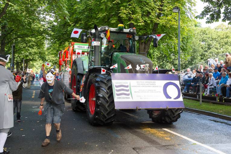 Menschen bei einem Festumzug.