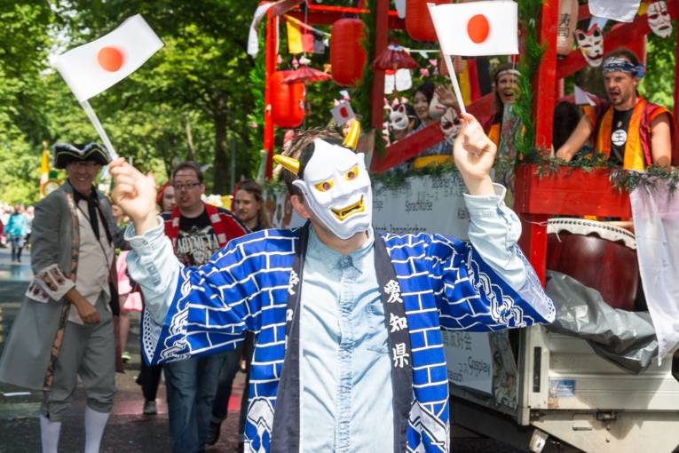 Menschen bei einem Festumzug.