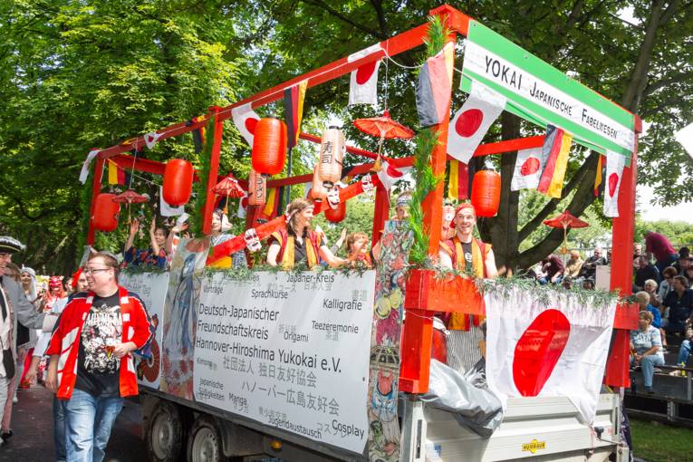 Menschen bei einem Festumzug.
