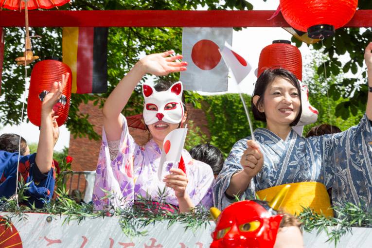 Menschen bei einem Festumzug.