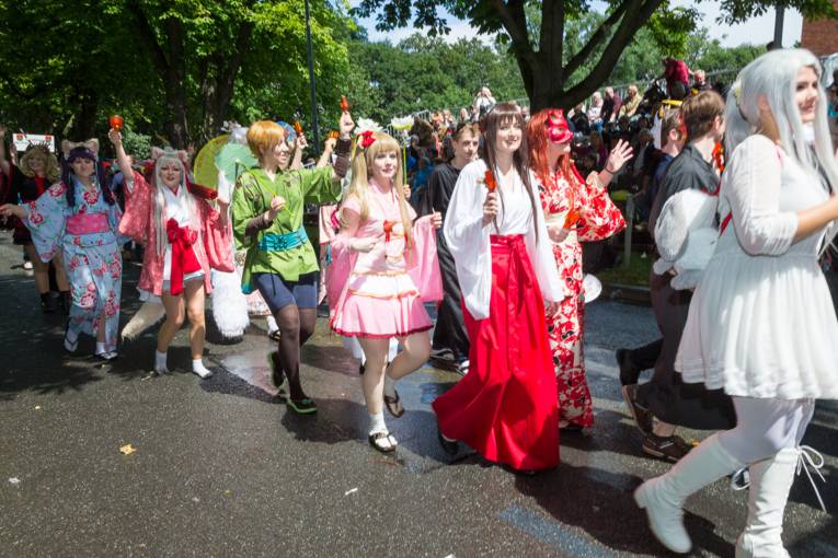 Menschen bei einem Festumzug.