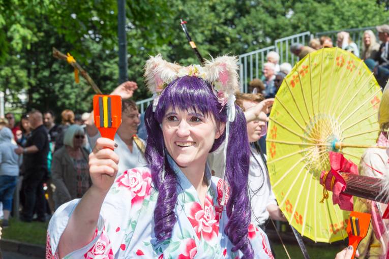Menschen bei einem Festumzug.