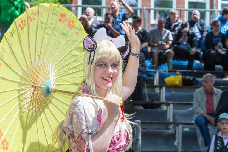 Menschen bei einem Festumzug.