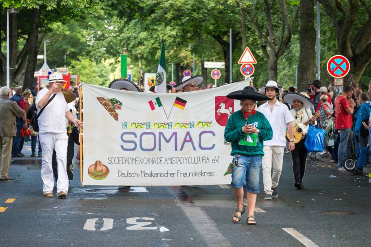 Menschen bei einem Festumzug.