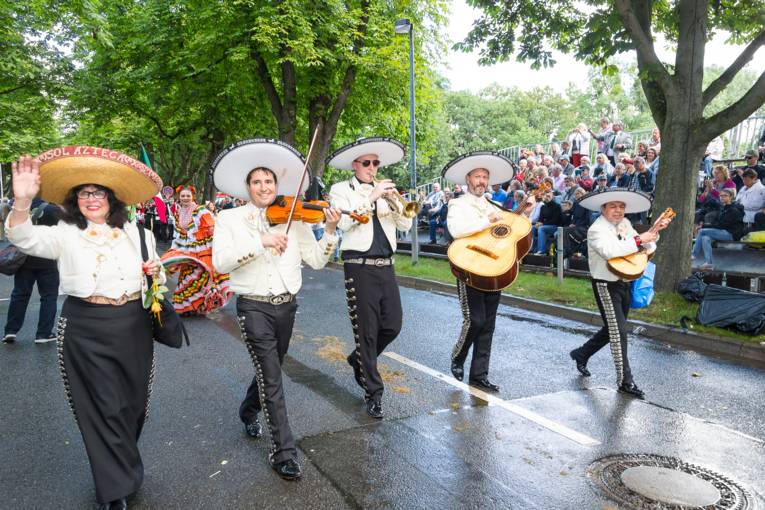 Menschen bei einem Festumzug.