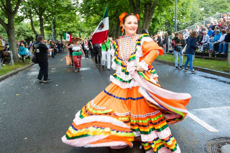 Menschen bei einem Festumzug.