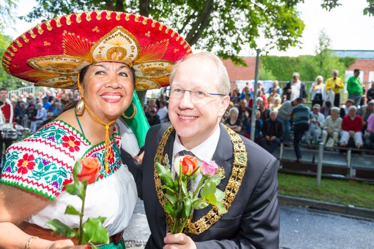 Menschen bei einem Festumzug.
