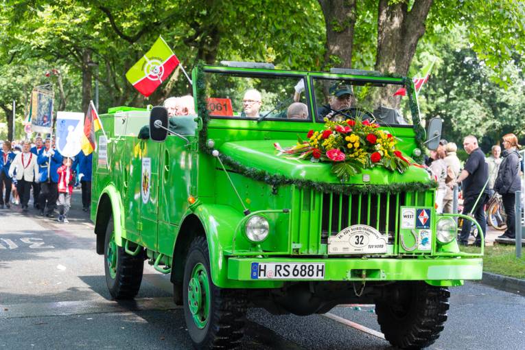 Menschen bei einem Festumzug.
